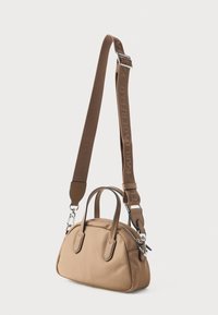 Maza brūna soma ar divām rokturiem un regulējamu brūnu plecu siksnu, uz kuras ir redzams "Karl Lagerfeld" teksts, sudraba rāvējslēdzis un piederumi.