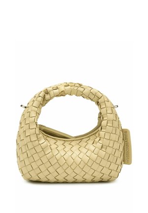 Kleine beige gewebte Lederhandtasche mit rundem Griff und einem Stoffetikett an der Seite mit geprägtem Branding.