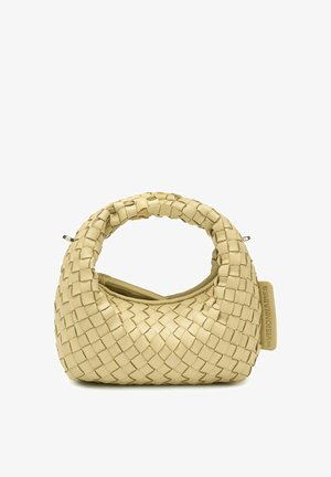 Kleine beige gevlochten leren handtas met afgeronde handgreep en een stoffen label aan de zijkant met een reliëfmerk.
