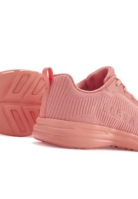Rosa Sportschuhe mit einem strukturierten Mesh-Obermaterial, Gummisohle und einer Schlaufe an der Ferse. Mit Schnürsenkeln und minimalem Branding.