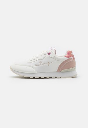 Zapatilla blanca con parte superior de cuero suave, acentos rosas en el talón, logo bordado en el lateral y suela de goma texturizada.