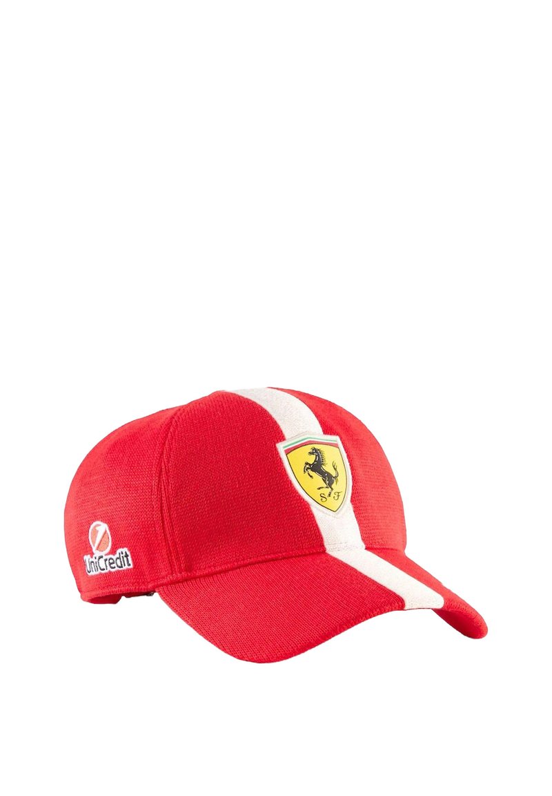 Czerwona czapka z białym paskiem, z logo Ferrari z przodu. Wykonana z materiału tekstylnego, z zakrzywionym daszkiem i regulowanym paskiem z tyłu.