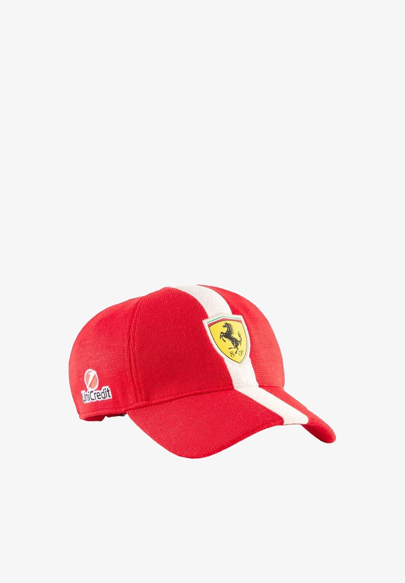 Czerwona czapka z białym paskiem, z logo Ferrari z przodu. Wykonana z materiału tekstylnego, z zakrzywionym daszkiem i regulowanym paskiem z tyłu.