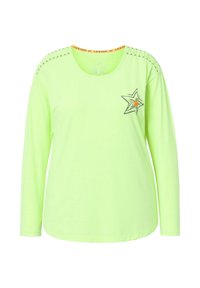 Langärmliges Shirt aus neon grünem Stoff mit rundem Ausschnitt, Sternedesign in orange Akzenten und dekorativer Stickerei auf den Schultern.
