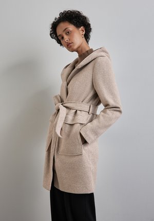 Manteau en mélange de laine beige avec capuche, ceinture et deux poches avant. Présente un design ajusté et une finition douce et texturée.