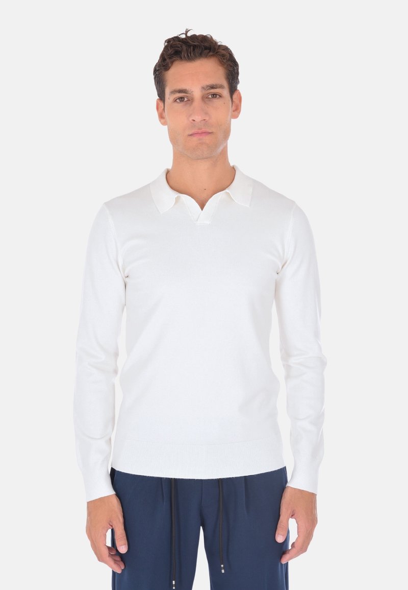 Maglietta polo bianca a maniche lunghe con colletto a V, realizzata in un materiale a maglia fine, con orlo e polsini rigati.