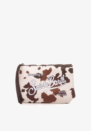 Pochette a stampa mucca in beige, marrone e bianco, con la scritta "Sognando Saint Barth" e "Paradiso Invernale" in corsivo bianco. Chiusura con cerniera, texture morbida.