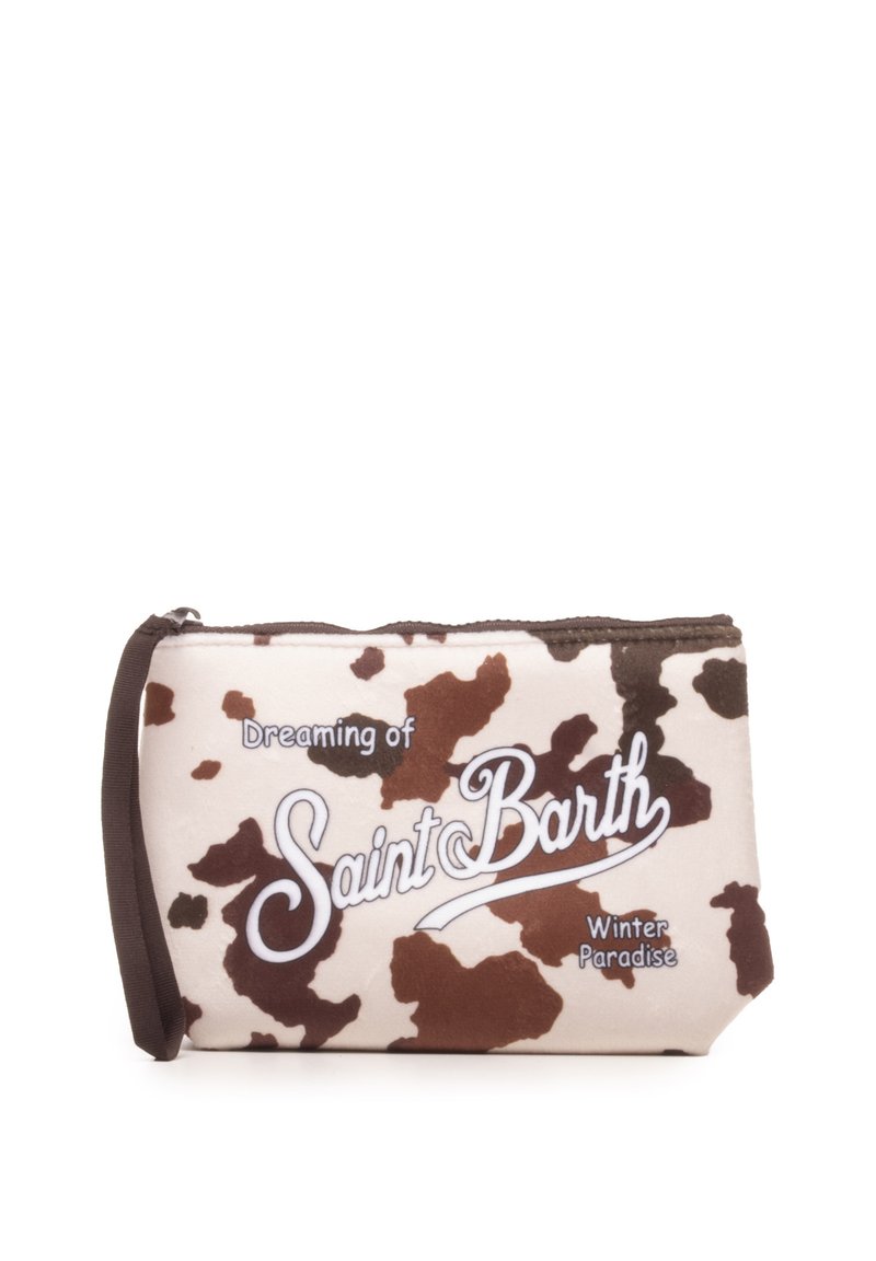 Pochette a stampa mucca in beige, marrone e bianco, con la scritta "Sognando Saint Barth" e "Paradiso Invernale" in corsivo bianco. Chiusura con cerniera, texture morbida.