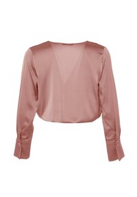 Blouse en satin courte à manches longues, rose poudré, avec de larges poignets et un profond décolleté en V dans le dos.