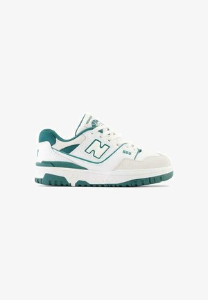 Baskets New Balance 550 blanches et vertes avec design à lacets, bout perforé et semelle en caoutchouc, vues de côté extérieur.