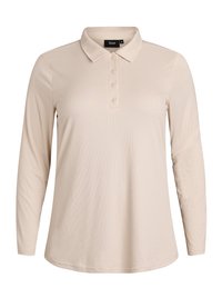 Vaaleanbeige pitkähihainen polo-paita, jossa on teksturoitu ribbikuvio, kaulus ja viisi nappia. Pehmeä kangas, jossa on rento istuvuus.