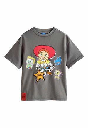 Grå børne-T-shirt med Jessie fra Toy Story iført en rød hat, omgivet af et sherifmærke og animerede gadgets.