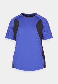 Camiseta atlética de manga corta con un cuerpo azul y paneles laterales negros, hecha de un tejido ligero, con cuello redondo y un sutil logo de la marca.