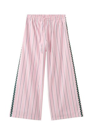 Pantalon rose à jambes larges avec fines rayures verticales noires et blanches et une bordure latérale ondulée vert foncé, doté d'une taille élastique et d'un cordon de serrage à l'avant.