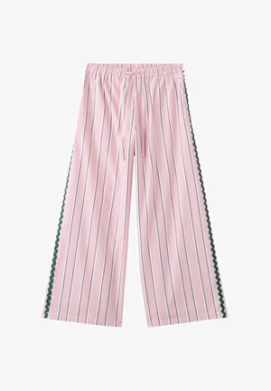 Roze wijdvallende broek met dunne verticale zwart-witte strepen en een donker groene golvende zijbies, voorzien van een elastische tailleband en een koordje aan de voorkant.
