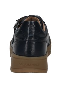 Navyfarbene Leder-Sneaker mit niedrigem Profil, gepolstertem Kragen, hinterem Reißverschluss und hellbraunem Gummisohle, mit geprägt Logo auf der Ferse.