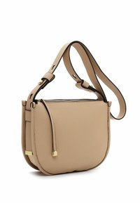 Borsa a tracolla in pelle beige con forma arrotondata, dettagli neri, cerniera dorata e tracolla regolabile per maggiore versatilità.