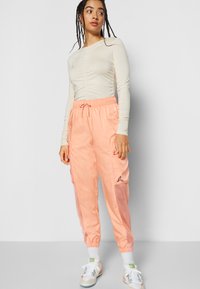 Jordan W J ESSEN UTILITY - Calças cargo - crimson bliss