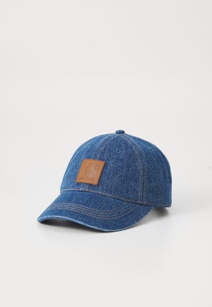 Denim baseballcap i blått med buet skygge, brun lærlogo-patch og synlige sømmer. Strukturert form med ventilasjonshull.
