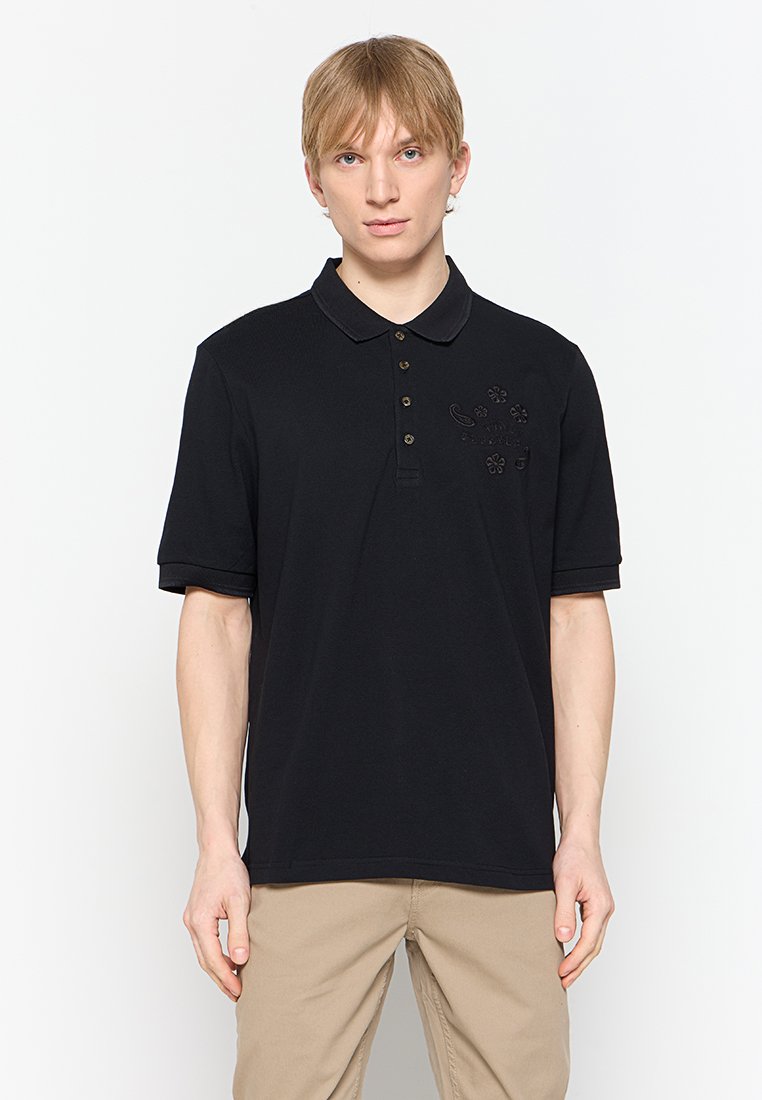 T-shirt polo noir avec un col, une patte de boutonnage à trois boutons et des motifs brodés sur la poitrine. Manches courtes avec des poignets contrastants.