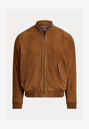 Brązowa bomberka zamszowa z zamkiem błyskawicznym, ściągaczami na mankietach i dole, posiadająca dwie skośne kieszenie z przodu oraz małe logo na piersi.