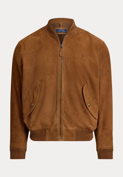 Καφέ μπουφάν bomber από σουέντ με φερμουάρ, ριμπ μανσέτες και τελείωμα, με δύο πλάγιες εμπρόσθιες τσέπες και μικρό λογότυπο στο στήθος.