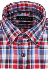 Karierte Hemd in Rot und Blau mit Button-Down-Kragen, ausgestattet mit einem Stoffetikett, auf dem "bugatti" und "pflegeleicht" steht. Knöpfe in kontrastierend dunkler Farbe.
