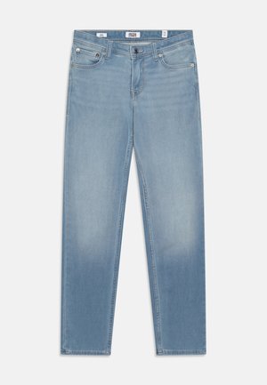 Svijetloplave traperice ravnog kroja, s dizajnom od pet džepova, zatvaračem na patentni zatvarač i etiketom branda na pojasu. Mekana tekstura i izbjeljeni izgled.