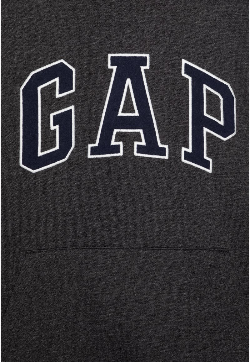 Hoodie gris foncé avec de grandes lettres blanches brodées épelant "GAP" sur la poitrine. Comprend une poche avant en bas.