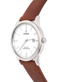 La montre à quartz Festina présente un boîtier en acier inoxydable, un cadran blanc avec des index argentés, et un bracelet en cuir texturé brun. Affichage de la date à 3 heures.
