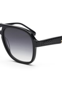 Occhiali da sole neri con lente sfumata, montatura quadrata e aste nere testurizzate con motivo geometrico e dettagli dorati.