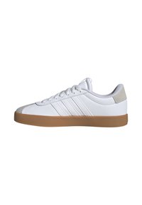 Sneaker bianco con punta arrotondata, tomaia in pelle testurizzata, tre strisce laterali e suola in gomma. Il tallone presenta un accento in suede.