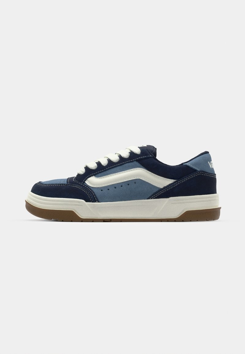 Baskets en suède bleu marine et bleu clair avec des accents blancs, bout rond, semelle épaisse et lacets plats blancs. Présente des détails perforés sur le côté.