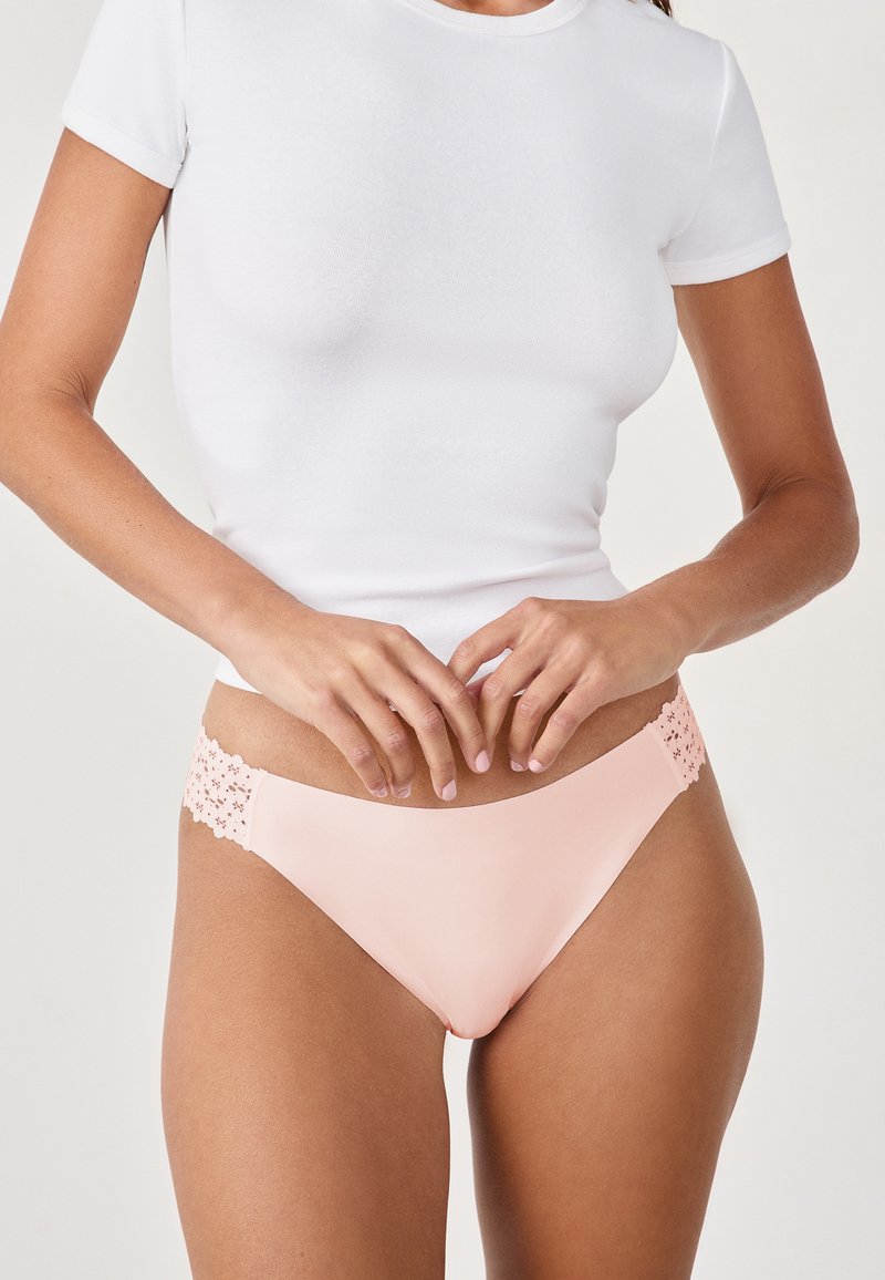 Culotte rose clair avec une finition en dentelle florale à la taille, matériau doux, couverture modérée et un design simple. Convient pour un usage quotidien.