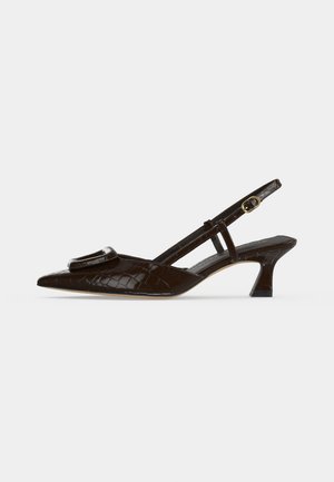 Chaussure slingback en cuir marron foncé à motif crocodile, bout pointu, petit talon kitten et détail de boucle sur la bride à l'avant.