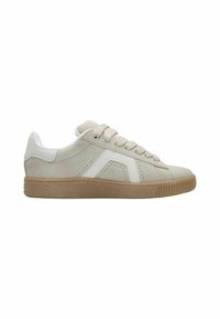 Helle beige Sneaker mit weißen Akzenten, aus strukturiertem Wildleder, runder Zehenform und Gummisohle. Verfügt über eine perforierte Detailgestaltung und flache Schnürsenkel.
