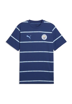 Ciemnoniebieska sportowa koszulka z krótkim rękawem z jasnoniebieskimi poziomymi paskami, logo Puma na prawej piersi i herbem klubu Manchester City na lewej piersi.