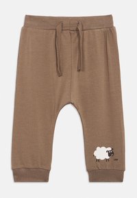Καφέ παντελόνι για μωρά με ελαστική μέση και κορδόνι, διαθέτει ένα μικρό γραφικό λευκού προβάτου κοντά στον δεξί αστράγαλο.