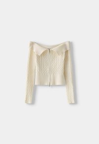 Krémový svetr s odhalenými rameny, vybavený copánkovou texturou, žebrovaným límcem a manžetami a předním zipem. Krátký střih s dlouhými rukávy.