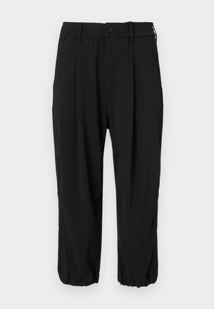 Sorte cropped bukser med elastisk talje med knap, sidelommer og en afslappet pasform med manchetter ved anklerne.