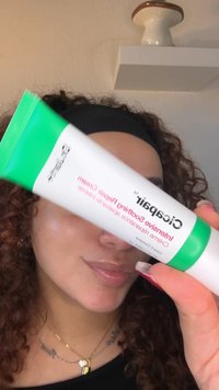 Krem kojąco-regenerujący Cicaplast w zielono-białej tubce. Charakteryzuje się eleganckim designem oraz wyraźną etykietą zawierającą informacje o produkcie i markę.