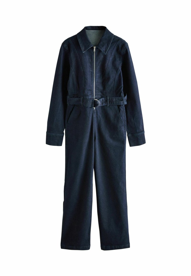 Mørkeblå denim jumpsuit med lange ærmer, krave, lynlås foran, tætsiddende talje med bælte og lige ben design. Har sidelommer.
