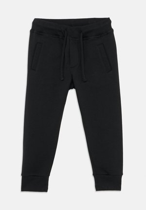 Svarte joggebukser laget av mykt stoff med snor i midjen, to sidelommer og ribbestrikkede mansjetter.