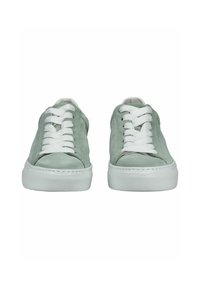 Sneaker in suede verde chiaro con lacci bianchi e suole in gomma. Caratterizzano un design minimalista e cuciture lungo i bordi.