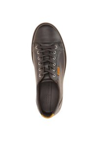 Sneaker in pelle marrone con punta rotonda, stile con lacci, occhielli in argento, suola in gomma e dettaglio logo arancione. Texture liscia e design semplice.