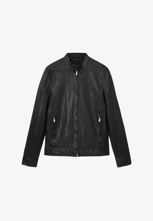 Zwarte leren jas met hoge kraag, frontale ritssluiting, twee ritszakken aan de zijkanten en een minimalistisch ontwerp. Gladde textuur en strakke silhouet.