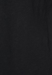 Černá tkanina s jemnou texturou, s jemným pleteným vzorem. Jednotná barva bez viditelných vzorů nebo ozdob.