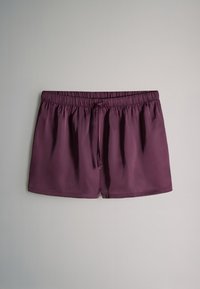 Krótkie kąpielówki z elastycznym pasem w głębokim kolorze mauve, wyposażone w sznurek do wiązania. Gładka faktura, luźny krój i obszyte rękawy. Odpowiednie do różnych aktywności wodnych.