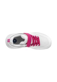 Witte sportieve schoen met een gestructureerde bovenkant, roze elastische band en bijpassende veters. Beschikt over een ademend mesh-ontwerp en een gevoerde kraag.