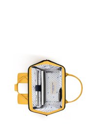 Borsa per laptop gialla con forma esagonale, dotata di una foderatura blu a motivi, scomparti per un laptop, quaderni e una penna.